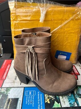 Born Women's Taupe Fringe Ankle Boots - Casual Chunky Heel Size 6M